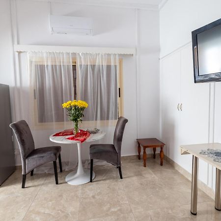 Studio In The Heart Of The City 파포스 외부 사진